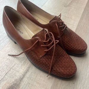 Trotters Women's Woven Brown Leather Flats